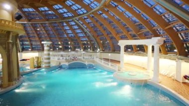 Havuz su parkında Caribia akşam.