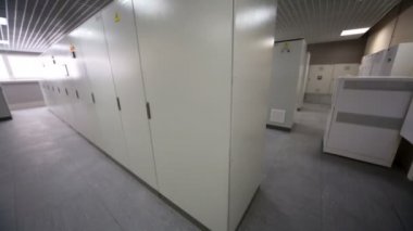 Kuruluş ile ekipman rafları satır içeren