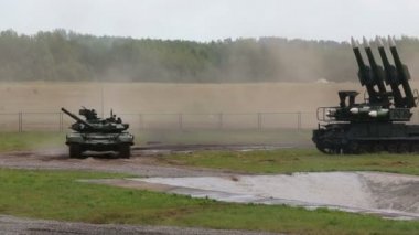 Tank T-90a ve uçaksavar füze sistemi