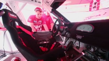 Otomobil mekaniği dizüstü bilgisayar araba teşhis için kullanır.