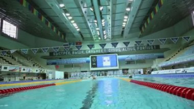 Birkaç kişi Havuzda yüzmek