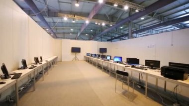 Uluslararası forumda bilgisayarlarla köşk