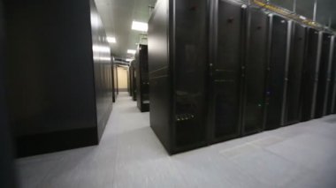 Veri Merkezi telekomünikasyon raflar ve kabloları