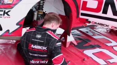 Otomobil makinist araba şasi ile çalışır