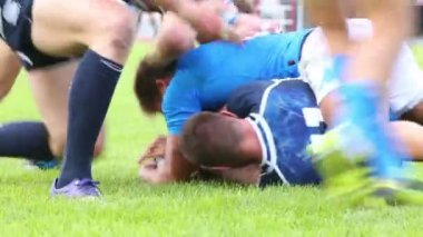 Topu yere mücadele Rugby oyuncuları