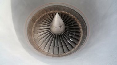 Yavaş yavaş dönen metal türbin uçak