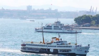Feribot ve Istanbul'da yelken gemi