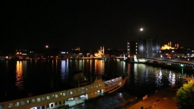 Gemi ve Galata Köprüsü'nde gece