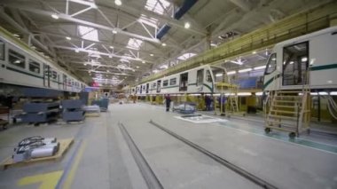 İnsanlar tren montaj fabrikasında çalışmak