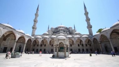 Turistler Sultanahmet Camii önünde