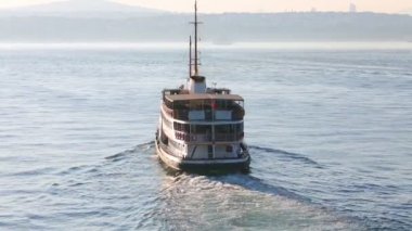 Istanbul'da Nehri üzerinde gemi yelken