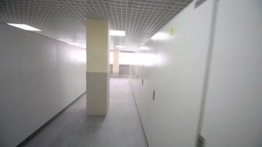 Ekipman ve kontrol paneli ile rafları