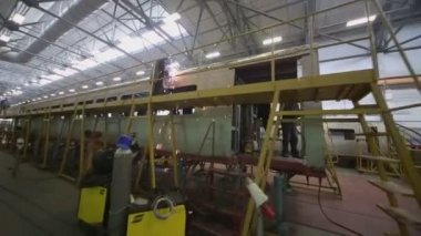 Tren vagonu atölyesinde işçi kaynaklar