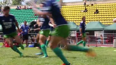 Topu eğitim de geçen Rugby oyuncuları