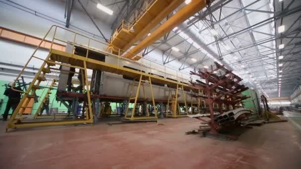 Trabajadores construyen vagón subterráneo en taller — Vídeos de Stock