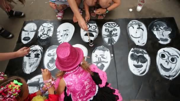 Niños pintan en el Festival del Día de Japón — Vídeo de stock