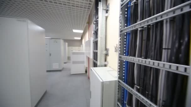 Серверное оборудование в дата-центре — стоковое видео