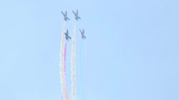 Четыре L-39 в небе на авиашоу — стоковое видео