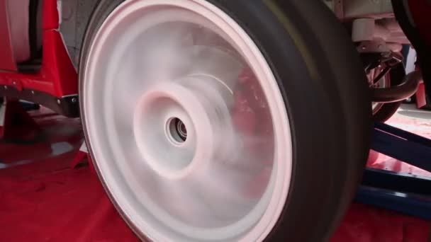 车轮的赛车车盘旋在开始之前 — 图库视频影像