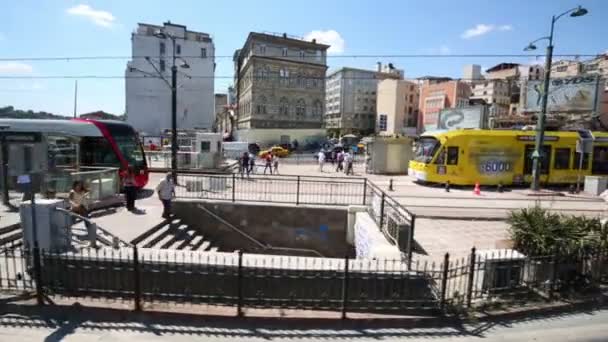 Uitzicht vanaf de tram in Istanbul — Stockvideo