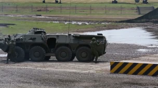 Los soldados entran en BTR-80 — Vídeo de stock