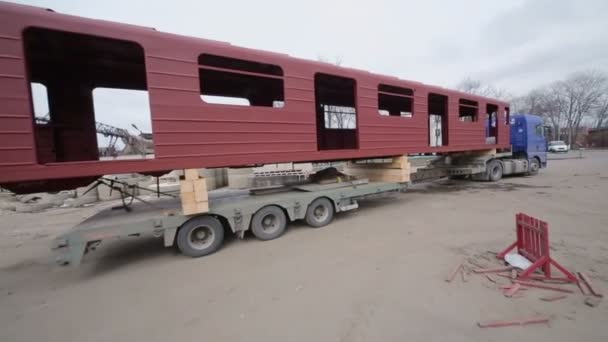 Vehículo largo para transporte de vagones de tren — Vídeo de stock
