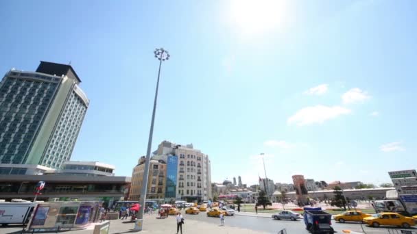 Edifício alto na Praça Taksim em Istambul — Vídeo de Stock