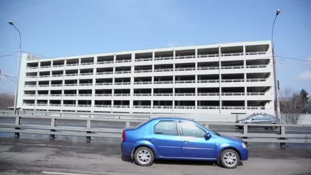 Transport tour près de la construction du parking — Video