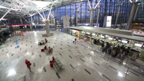 Pessoas no aeroporto Vnukovo em Moscou, Rússia . — Vídeo de Stock