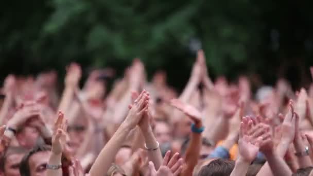 Les gens lèvent la main — Video