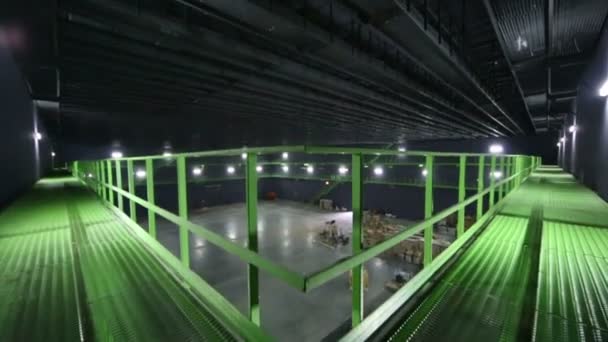 Geländer im Hangar für Filmaufnahmen — Stockvideo