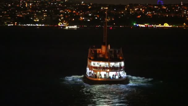 Voltar do navio navegando à noite em Istambul — Vídeo de Stock