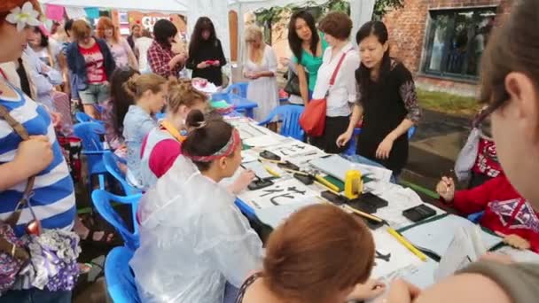 La gente dipinge al Japan Day Festival — Video Stock