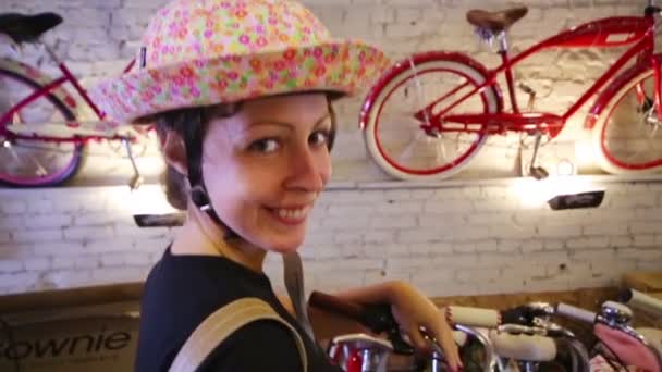 Felice bella donna a panama con le bici — Video Stock