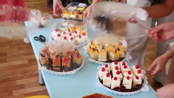 Desempaquetar pasteles de cajas de plástico — Vídeos de Stock