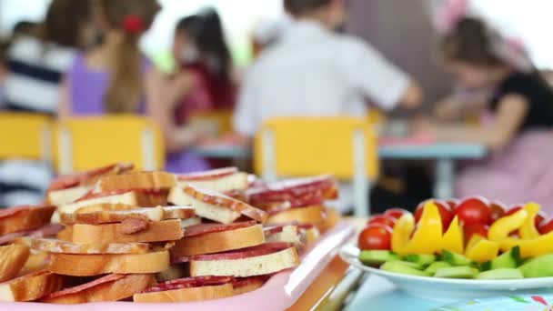 Sandwiches con salchichas y verduras — Vídeos de Stock