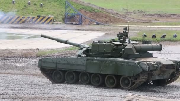 Savaş tankları T-90a ve T-80u — Stok video