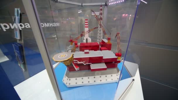 Μοντέλο του Prirazlomnaya πύργων γεώτρησης πετρελαίου στη Διάσκεψη — Αρχείο Βίντεο