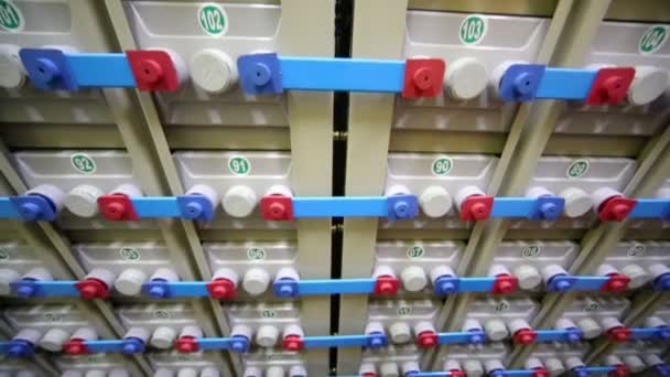 A villamosenergia-rendszer akkumulátortelepeket rack — Stock videók