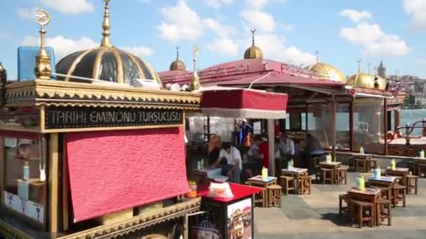 在伊斯坦布尔，土耳其的加拉塔桥附近的咖啡厅 — 图库视频影像