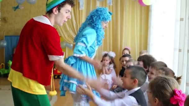 Kids play with disguised as Pinocchio and Malvina — Stock Video