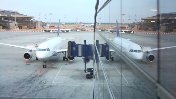 Plazas de aviones en el aeropuerto Vnukovo — Vídeo de stock