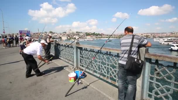 Pescadores na Ponte Galata no dia ensolarado — Vídeo de Stock