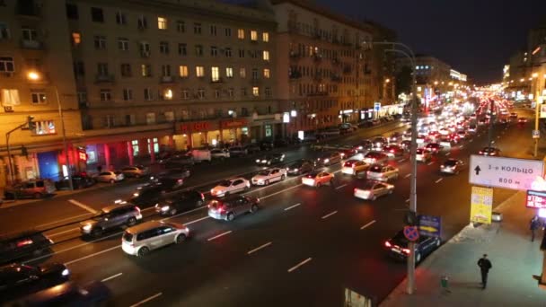 Mensen wandelingen behoren voetpad en stadsgezicht — Stockvideo