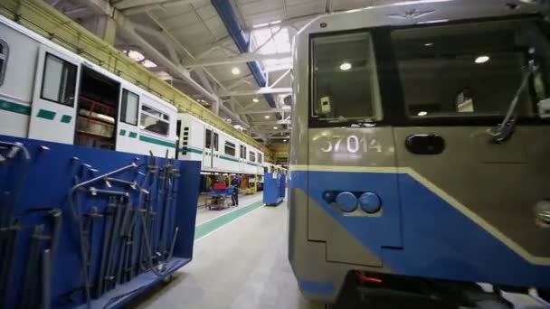 Workers assemble coaches at Mytishchi factory — Stock Video