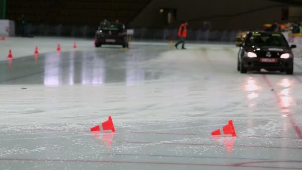 Negro carrera de coches paseos en hielo — Vídeo de stock