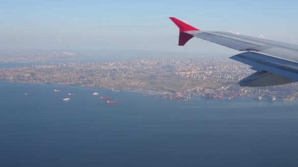 翼的飞机和蓝色的大海 — 图库视频影像