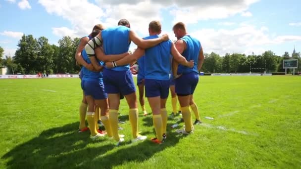 Spelers in blauwe t-shirts verblijf in cirkel — Stockvideo