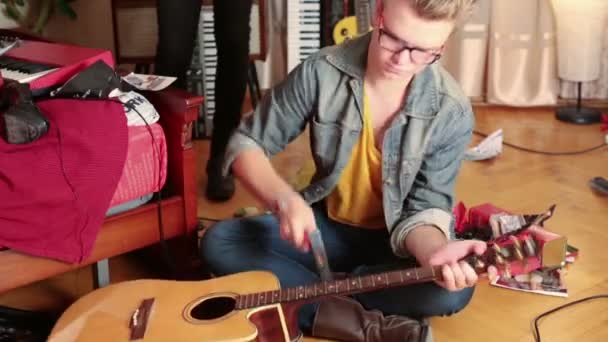 Stijlvolle jongeman einden gitaar — Stockvideo
