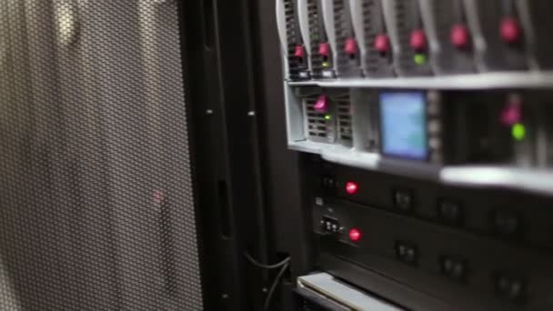 Exibição e painel de controle em racks com equipamento — Vídeo de Stock